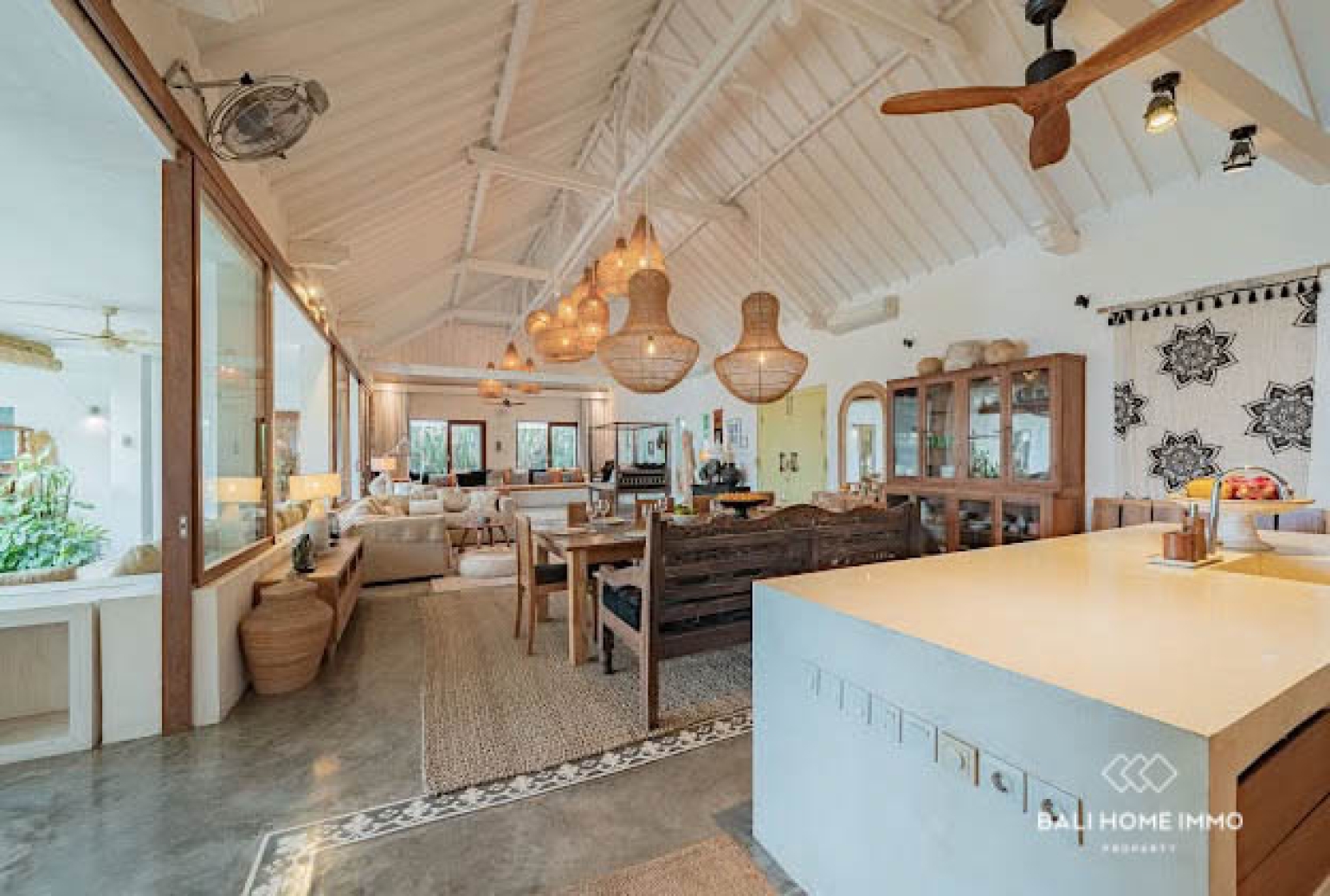 Élégante villa de 5 chambres avec vue panoramique sur les rizières et l'océan à Seseh view 3