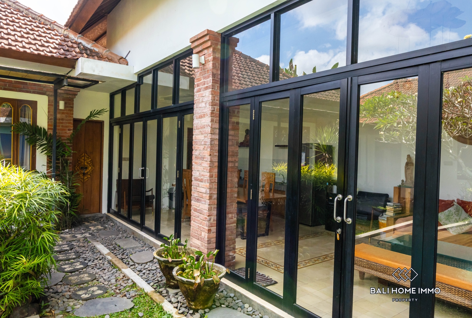 Exquisite 3-Bedroom villa for rent in Nyuh Kuning Ubud view 2