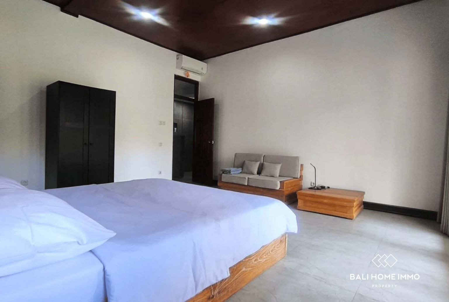 Family Style 4 Bedroom Villa for Freehold Sale in Kerobokan Bali view 6