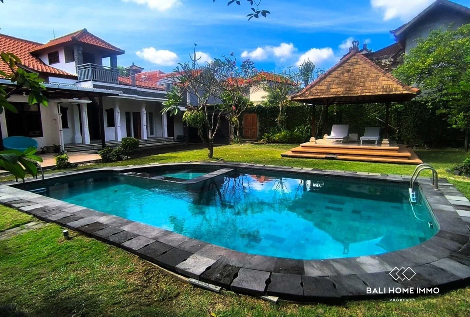 Family Style 4 Bedroom Villa for Freehold Sale in Kerobokan Bali view 14