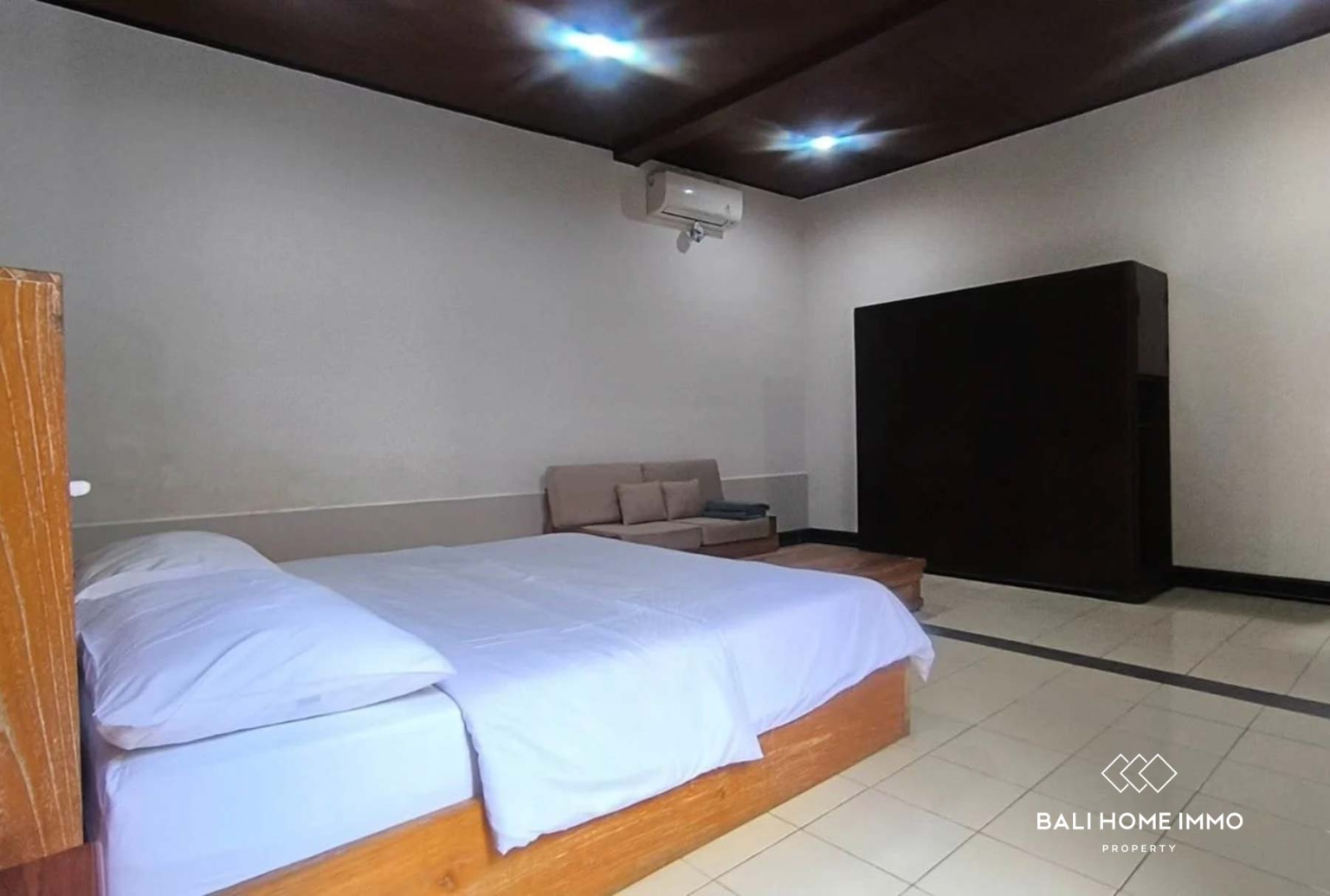 Family Style 4 Bedroom Villa for Freehold Sale in Kerobokan Bali view 8