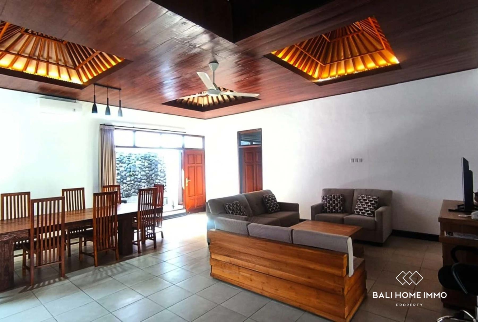 Family Style 4 Bedroom Villa for Freehold Sale in Kerobokan Bali view 3