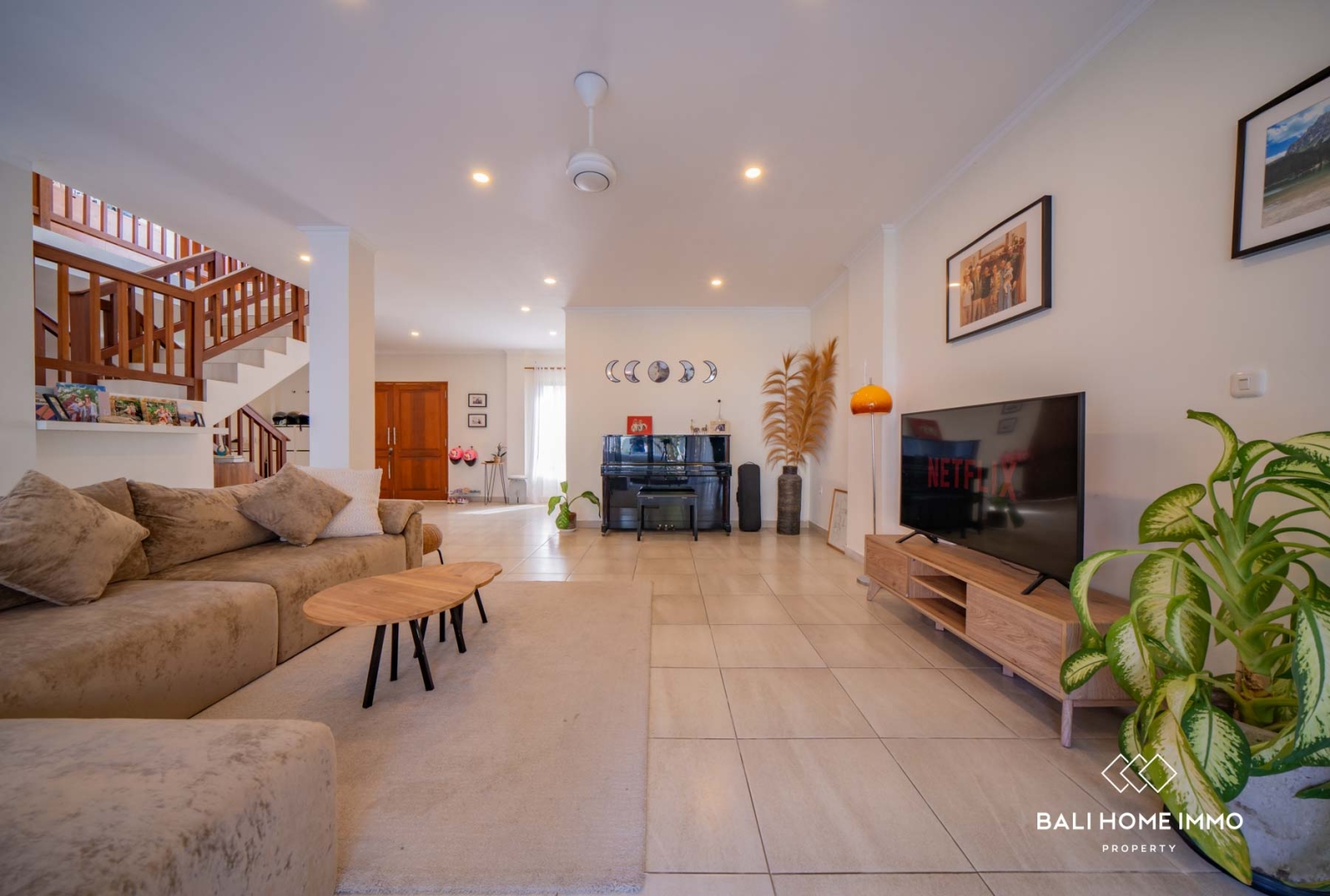 Villa Bergaya Keluarga dengan 4 Kamar untuk Dijual dengan Status Hak Sewa di Berawa, Bali view 3