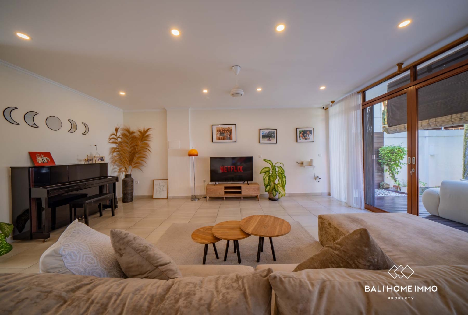 Villa Bergaya Keluarga dengan 4 Kamar untuk Dijual dengan Status Hak Sewa di Berawa, Bali view 2