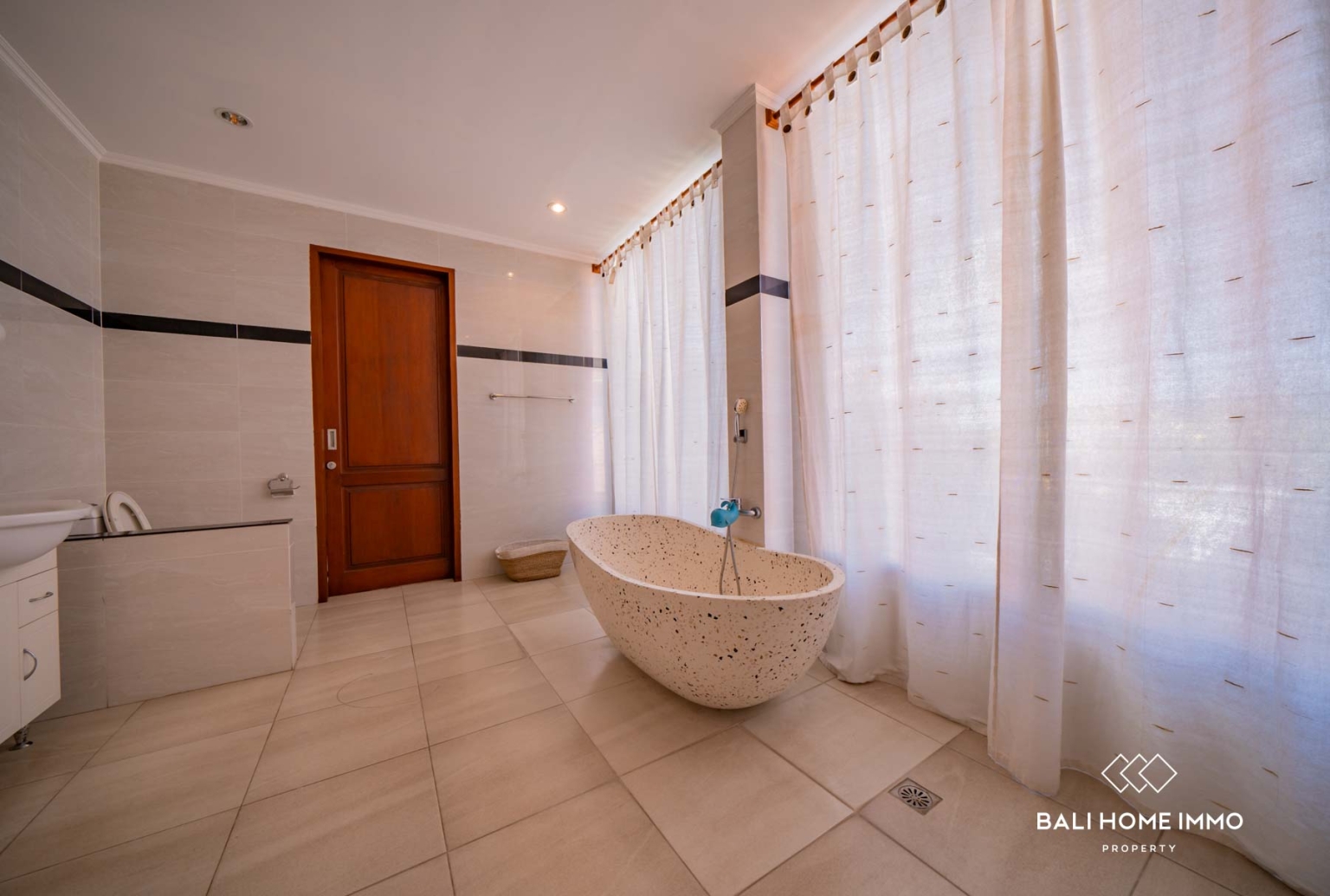Villa Bergaya Keluarga dengan 4 Kamar untuk Dijual dengan Status Hak Sewa di Berawa, Bali view 22