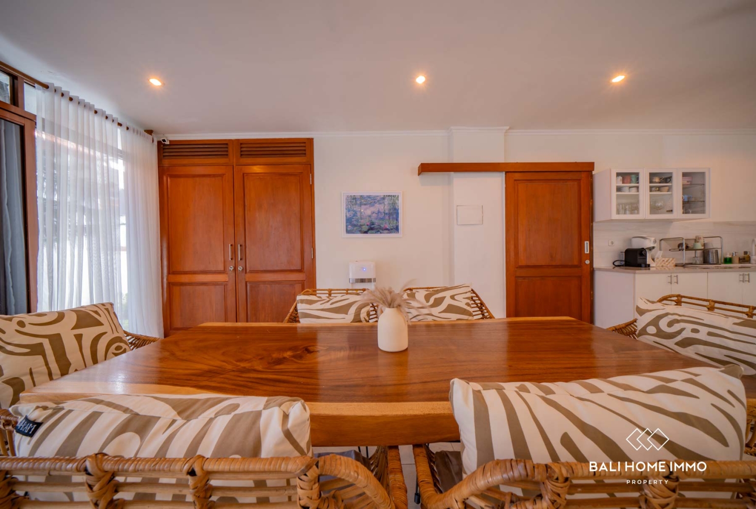 Villa Bergaya Keluarga dengan 4 Kamar untuk Dijual dengan Status Hak Sewa di Berawa, Bali view 6