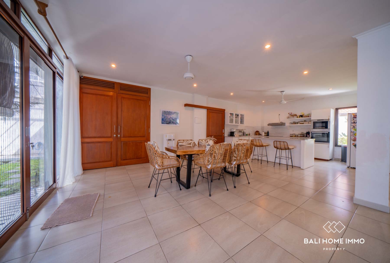 Villa Bergaya Keluarga dengan 4 Kamar untuk Dijual dengan Status Hak Sewa di Berawa, Bali view 4