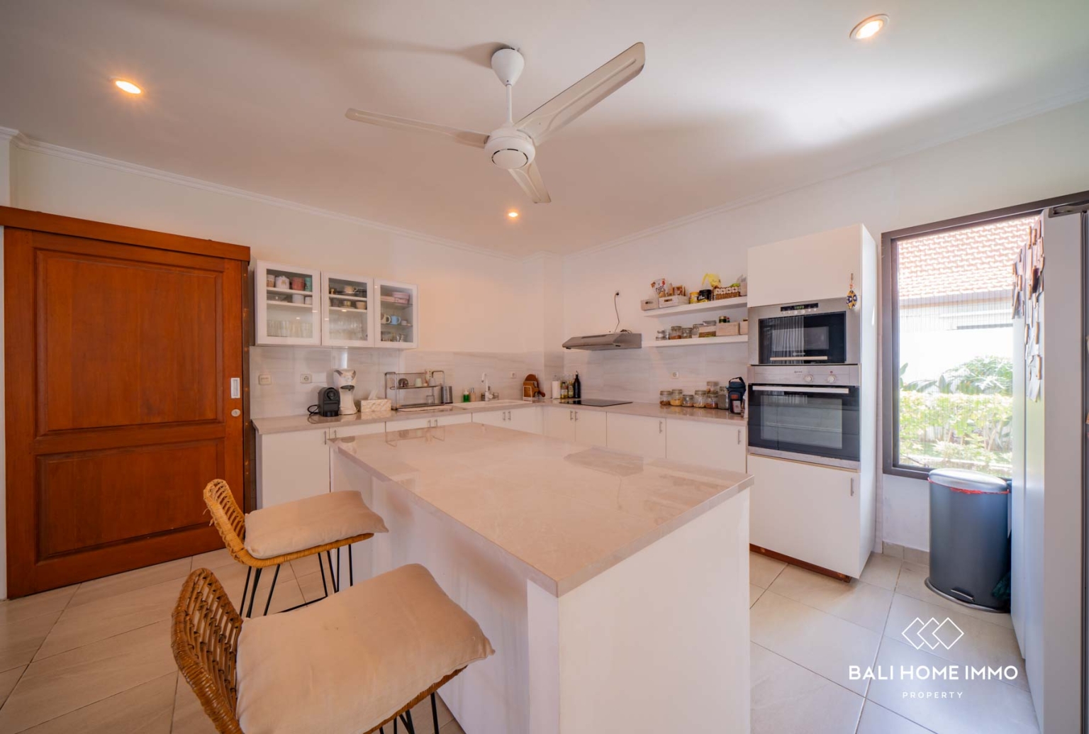 Villa Bergaya Keluarga dengan 4 Kamar untuk Dijual dengan Status Hak Sewa di Berawa, Bali view 8