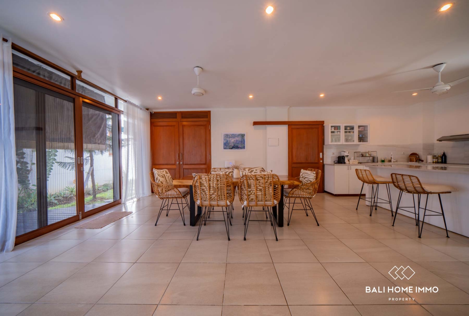 Villa Bergaya Keluarga dengan 4 Kamar untuk Dijual dengan Status Hak Sewa di Berawa, Bali view 5