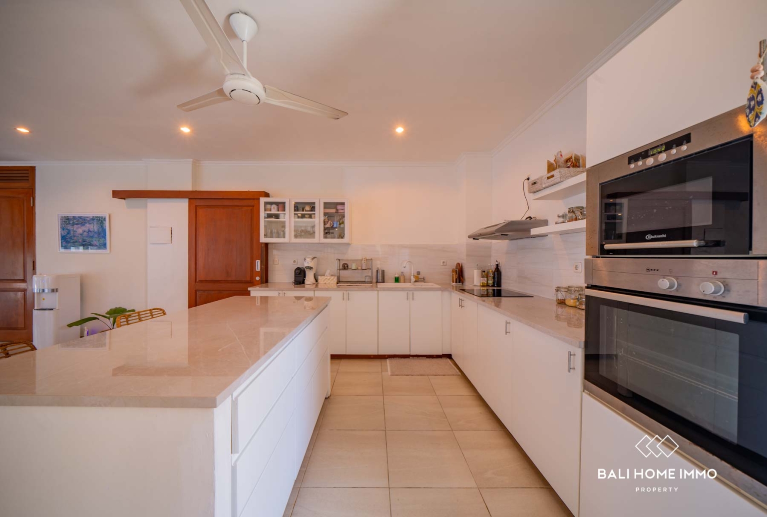 Villa Bergaya Keluarga dengan 4 Kamar untuk Dijual dengan Status Hak Sewa di Berawa, Bali view 9