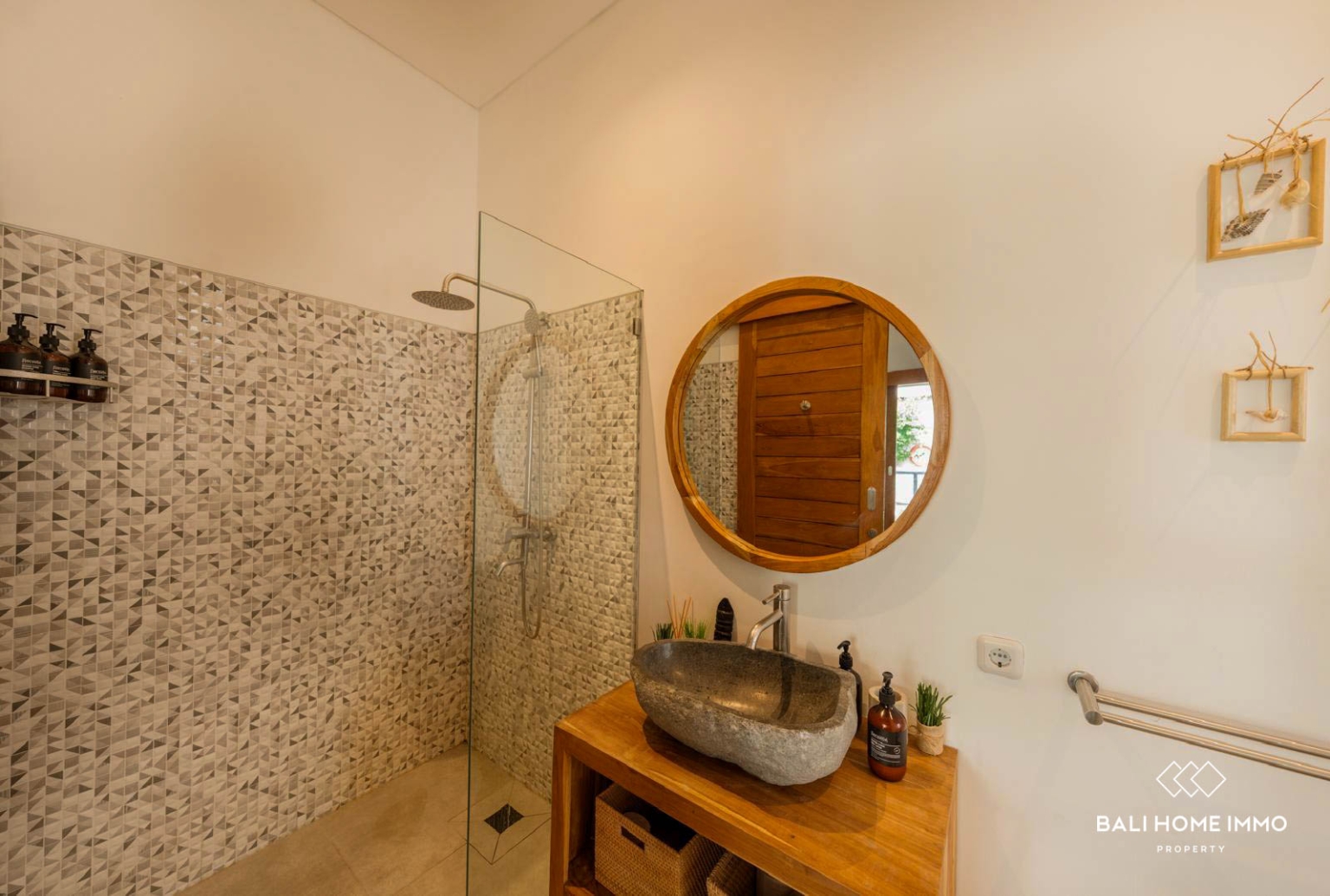Immersive 1 bedroom Villa for sale Leasehold in Kerobokan Bali view 14