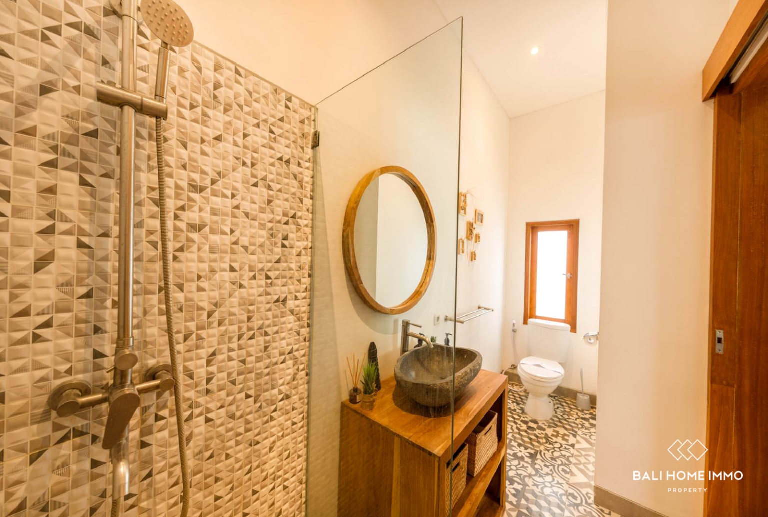 Immersive 1 bedroom Villa for sale Leasehold in Kerobokan Bali view 15