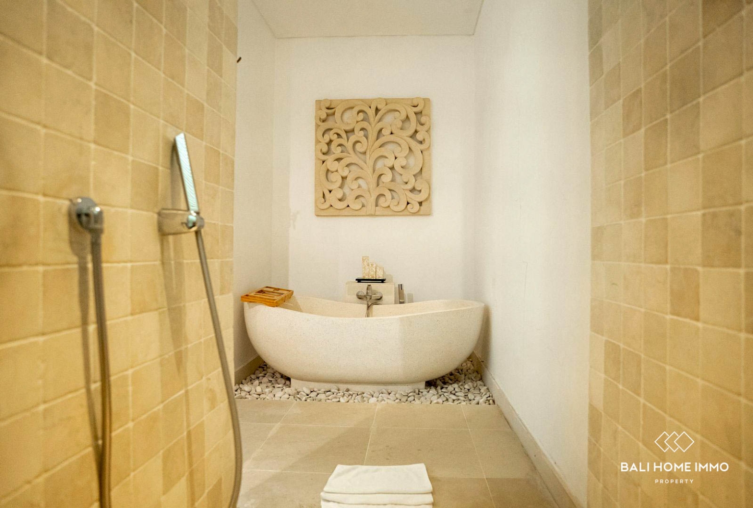 Immersive Tropical 6 bedroom Villa for sale Leasehold in Batu Bolong view 13