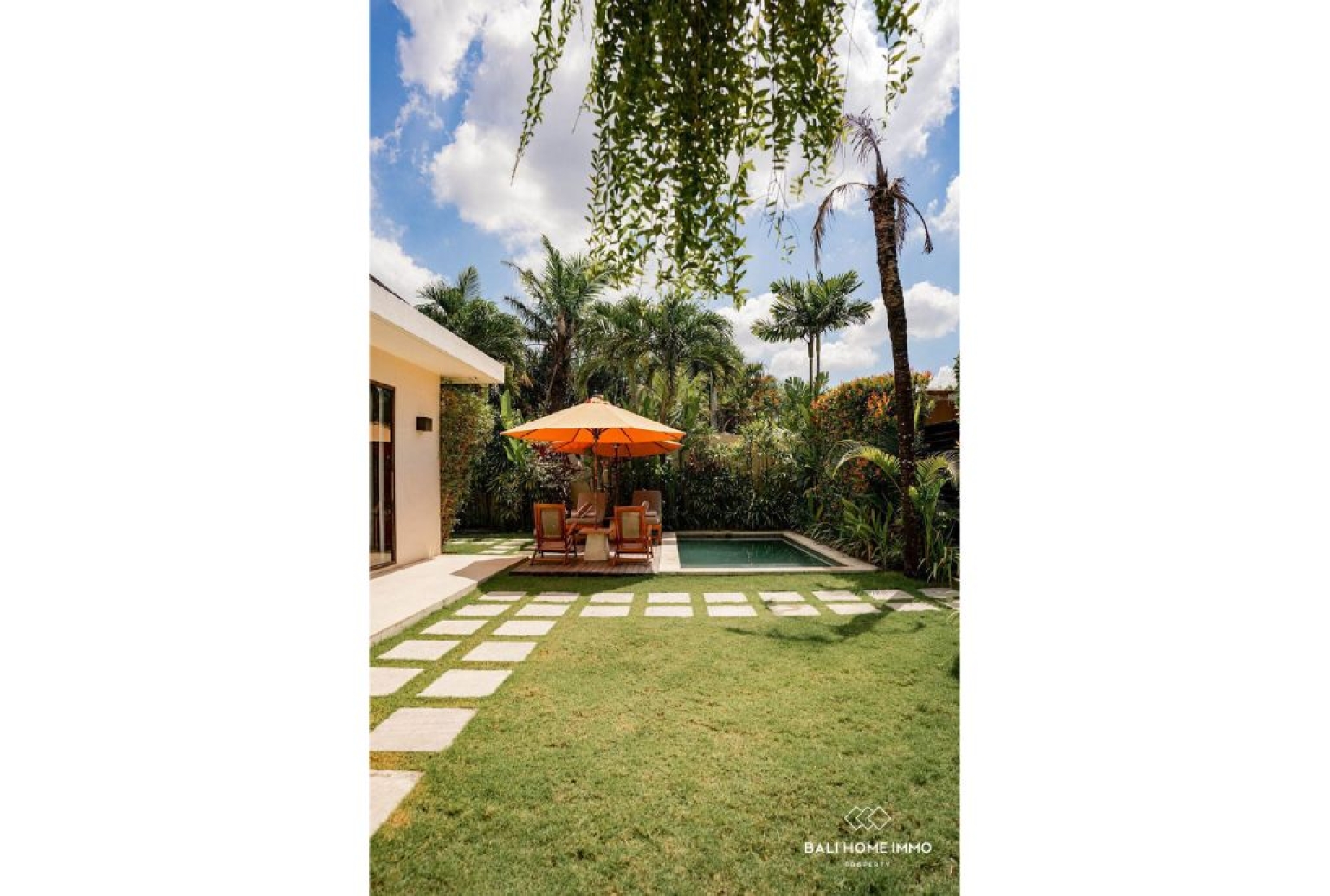 Immersive Tropical 6 bedroom Villa for sale Leasehold in Batu Bolong view 14
