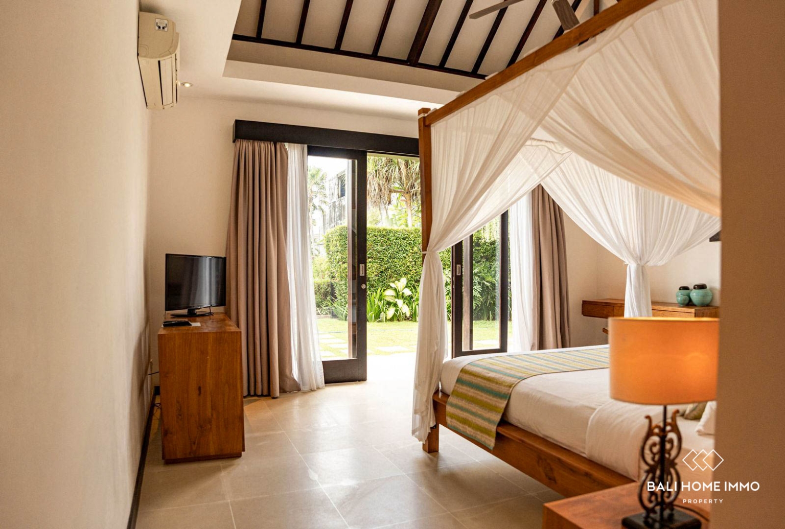 Immersive Tropical 6 bedroom Villa for sale Leasehold in Batu Bolong view 11
