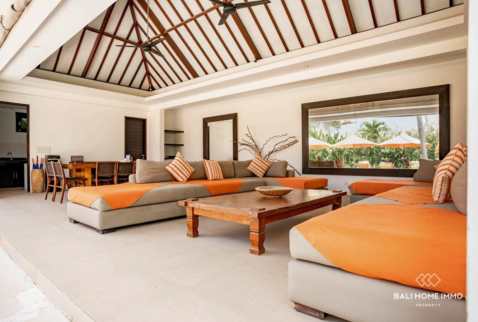 Immersive Tropical 6 bedroom Villa for sale Leasehold in Batu Bolong view 2