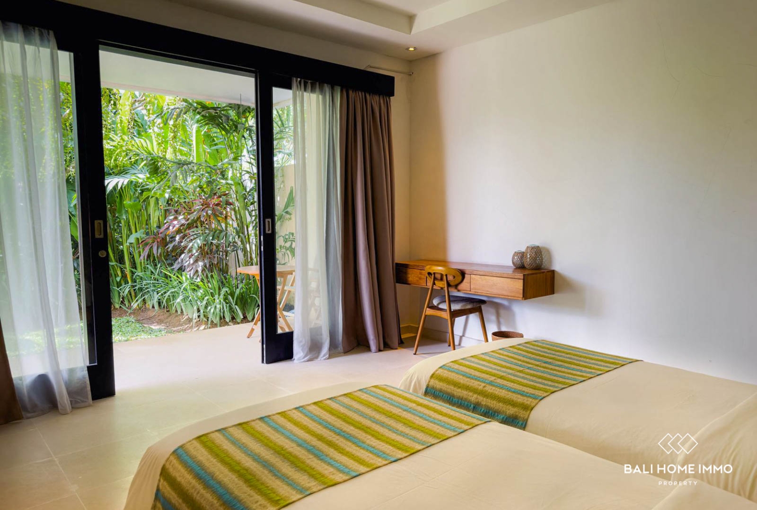Immersive Tropical 6 bedroom Villa for sale Leasehold in Batu Bolong view 12