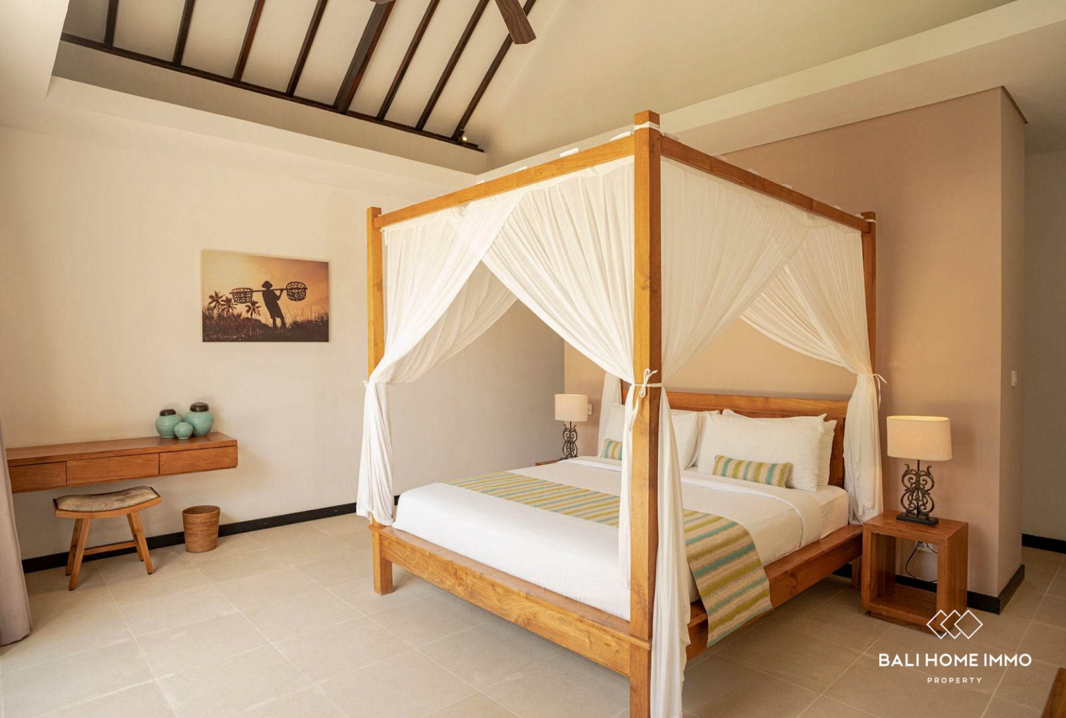 Immersive Tropical 6 bedroom Villa for sale Leasehold in Batu Bolong view 10