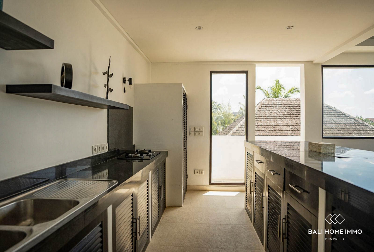 Immersive Tropical 6 bedroom Villa for sale Leasehold in Batu Bolong view 5