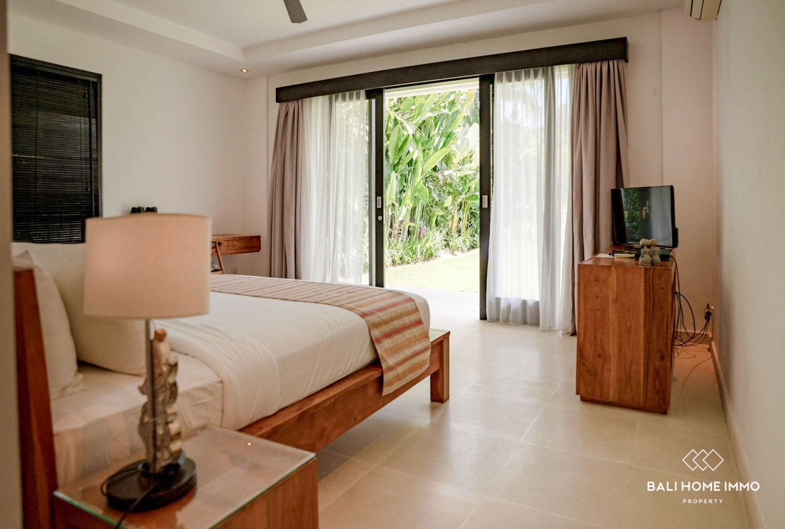 Immersive Tropical 6 bedroom Villa for sale Leasehold in Batu Bolong view 8