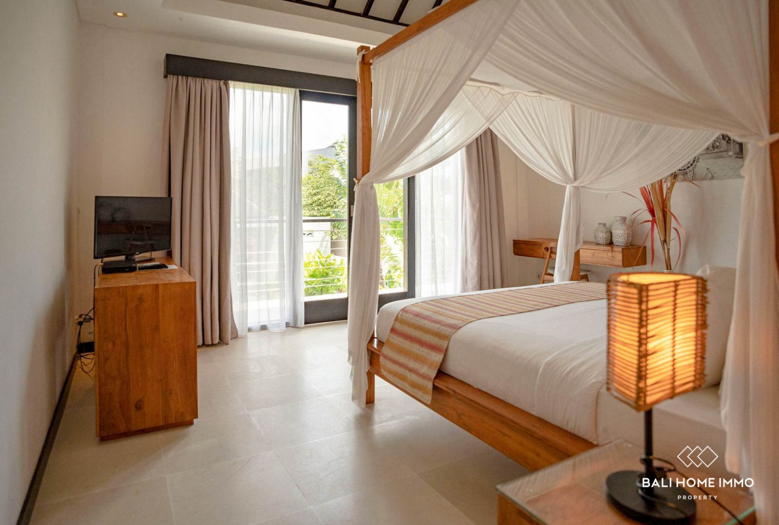 Immersive Tropical 6 bedroom Villa for sale Leasehold in Batu Bolong view 7