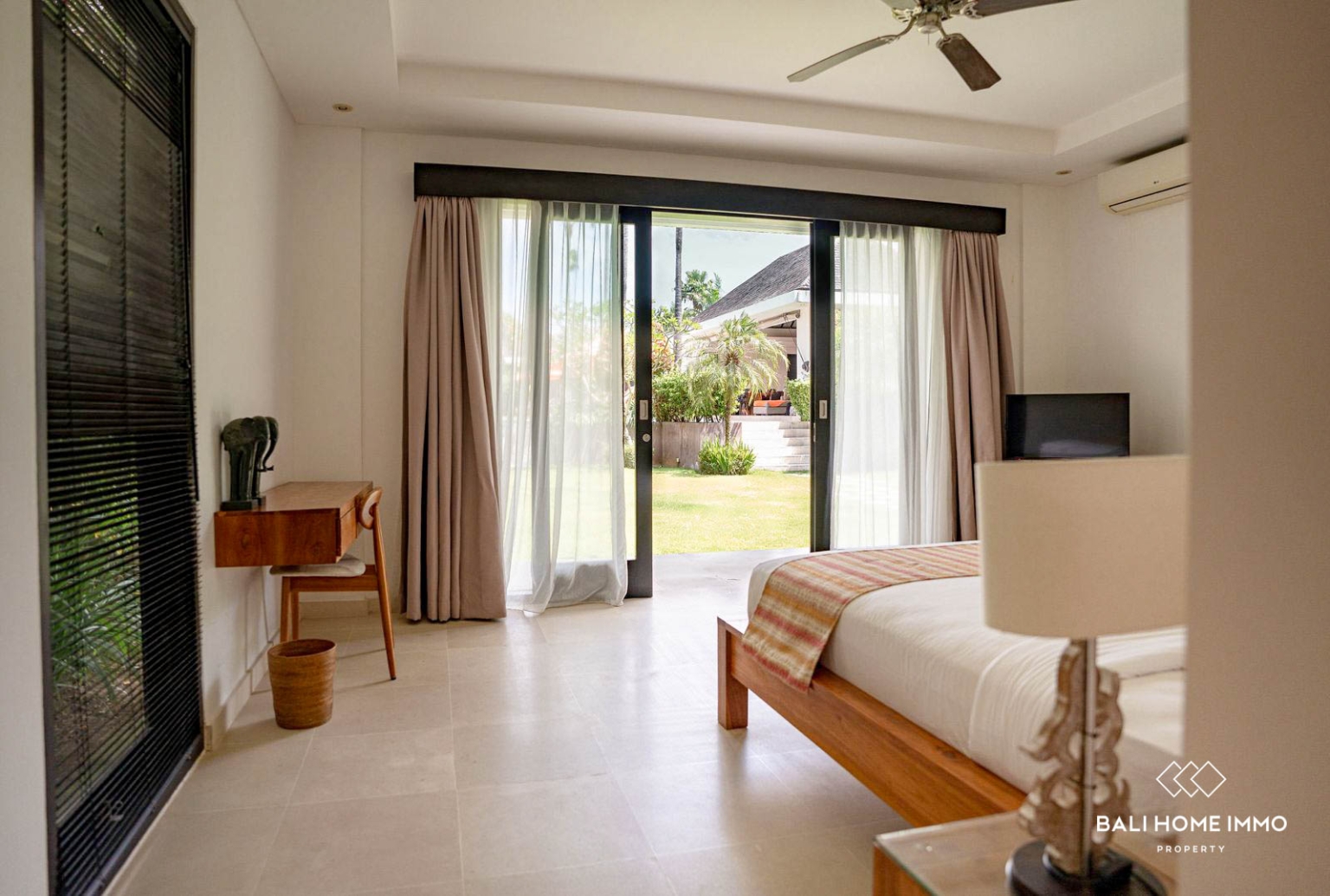 Immersive Tropical 6 bedroom Villa for sale Leasehold in Batu Bolong view 9