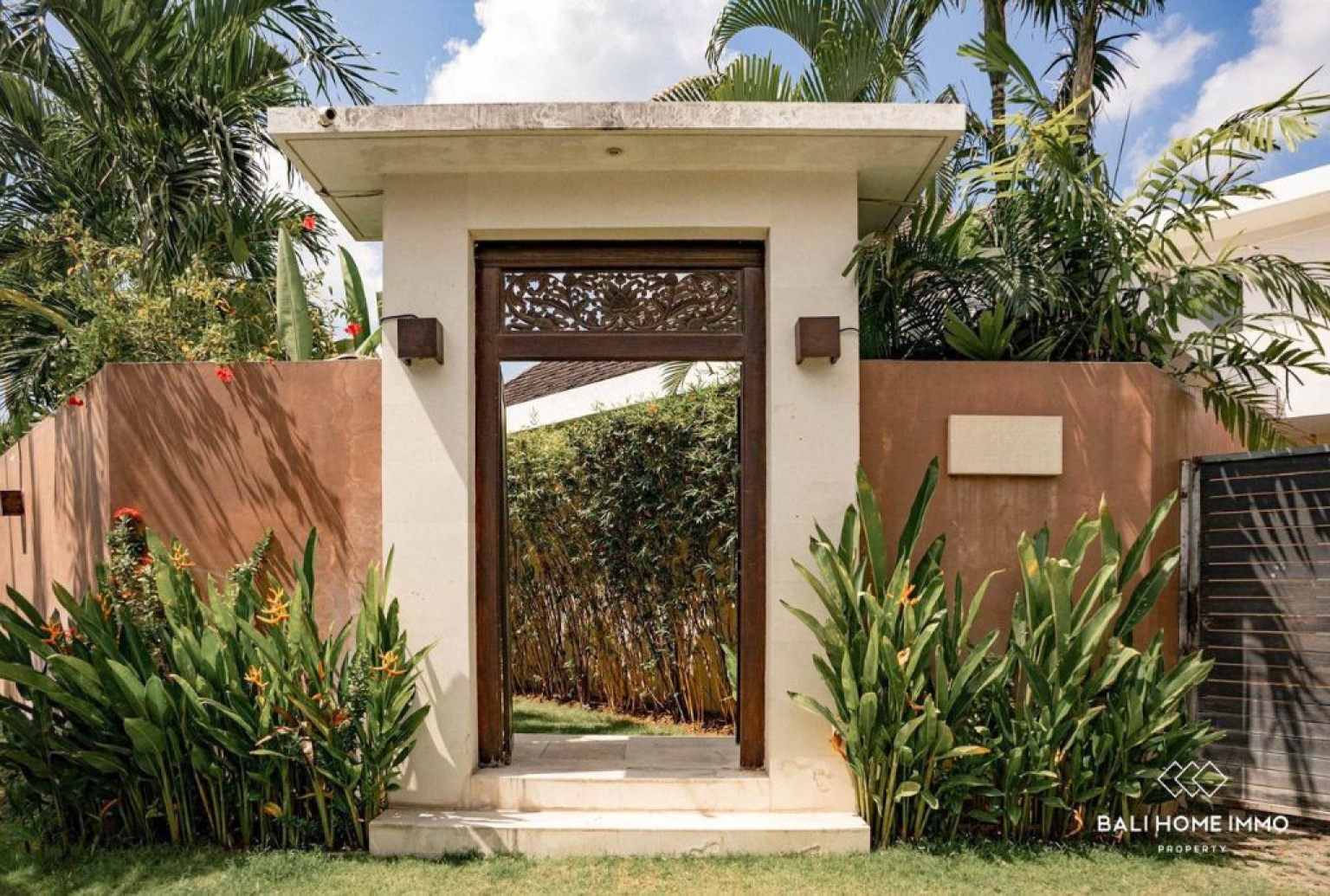 Immersive Tropical 6 bedroom Villa for sale Leasehold in Batu Bolong view 19