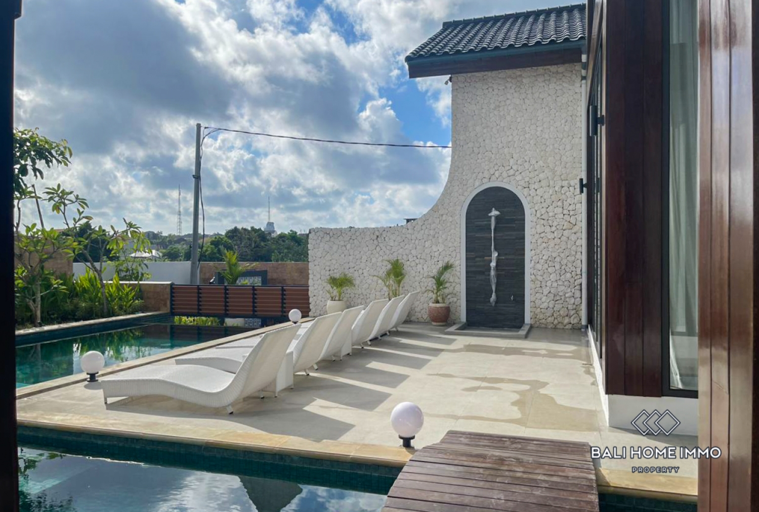 LUXURIOUS 5 BEDROOM VILLA ESTATE FOR SALE NEAR PANDAWA BEACH view 5