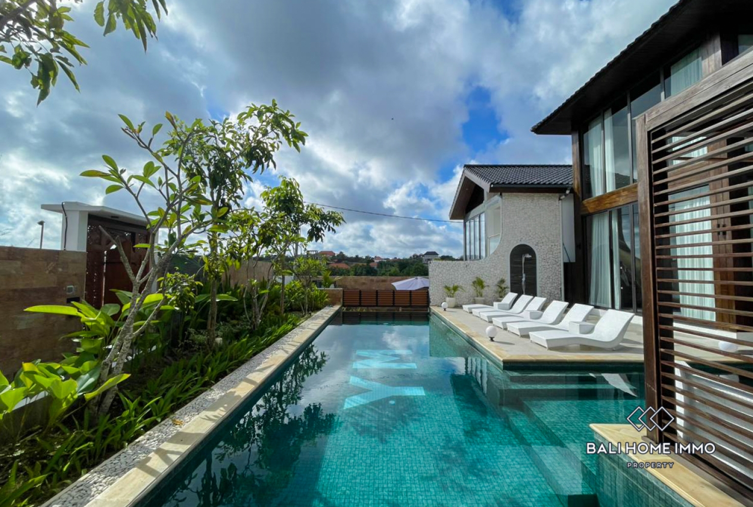 LUXURIOUS 5 BEDROOM VILLA ESTATE FOR SALE NEAR PANDAWA BEACH view 2