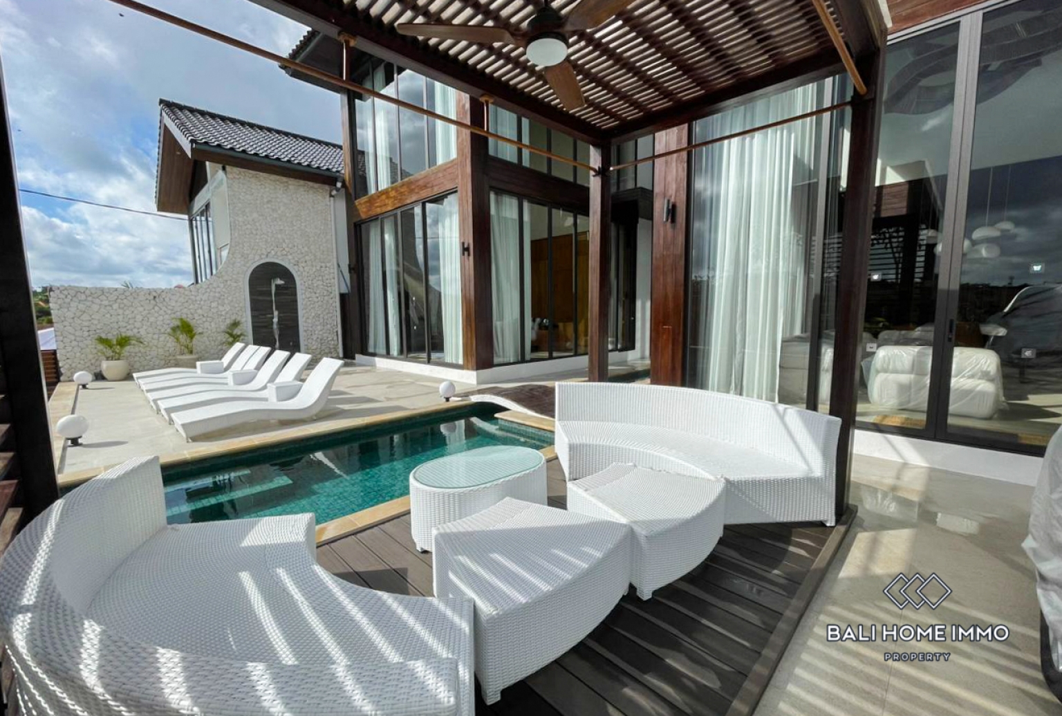 LUXURIOUS 5 BEDROOM VILLA ESTATE FOR SALE NEAR PANDAWA BEACH view 4