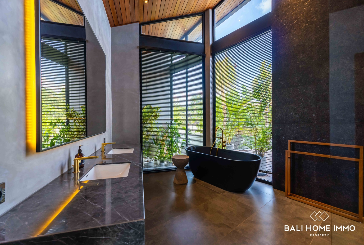 Luxurious 5 Bedroom Villa for Sale Freehold in Bali Canggu Batu bolong beach view 24