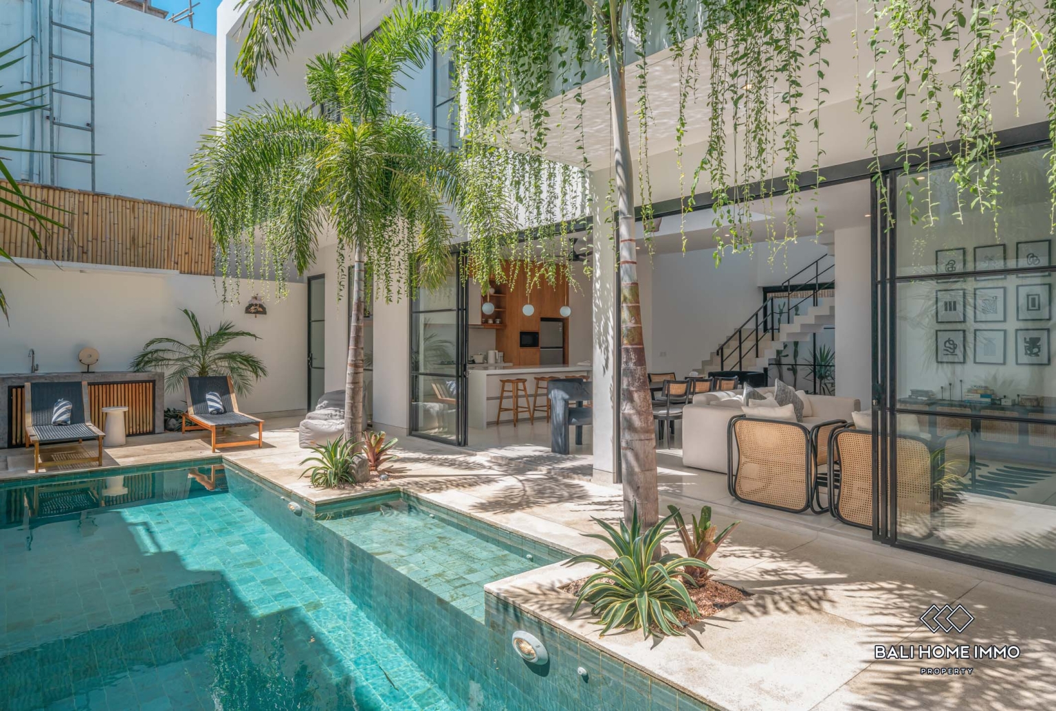 Luxurious move in ready 4 Bedrooms villa for sale leasehold in Bali Canggu Berawa view 18