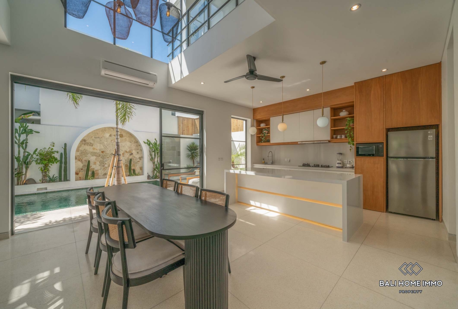 Luxurious move in ready 4 Bedrooms villa for sale leasehold in Bali Canggu Berawa view 4