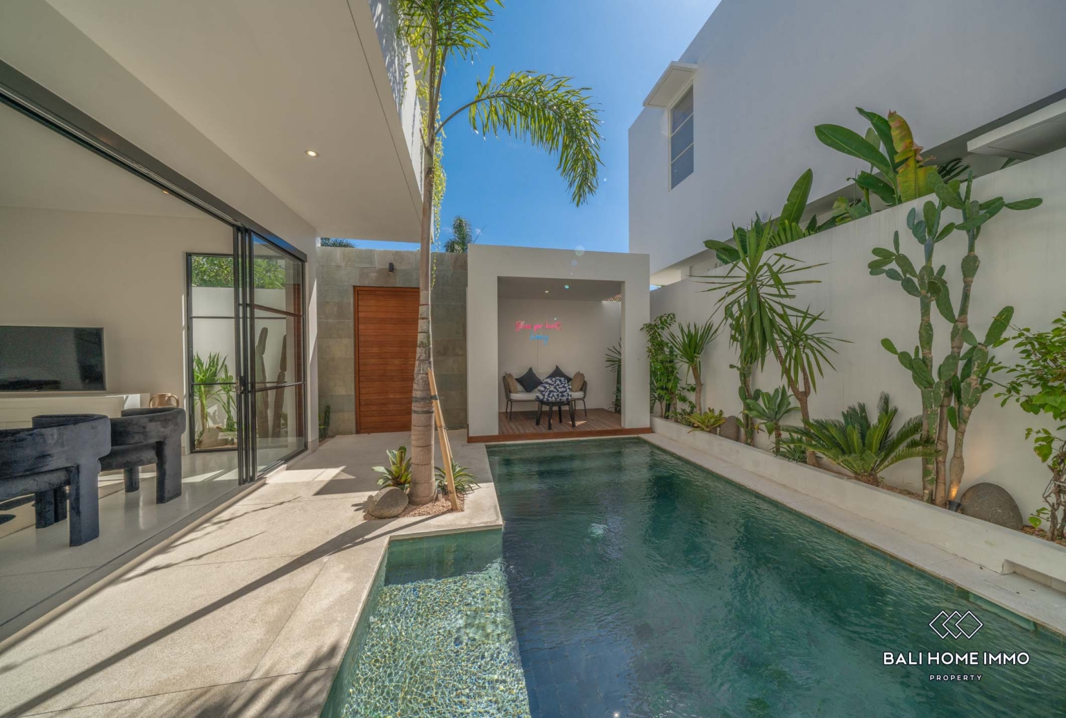 Luxurious move in ready 4 Bedrooms villa for sale leasehold in Bali Canggu Berawa view 21
