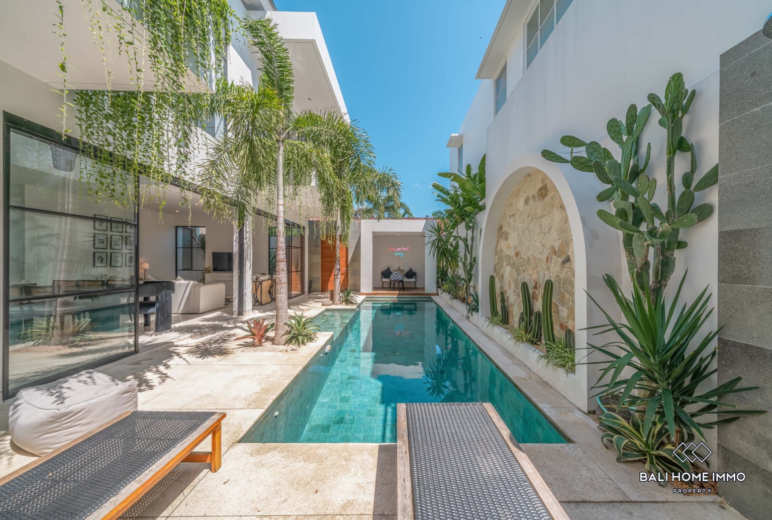 Luxurious move in ready 4 Bedrooms villa for sale leasehold in Bali Canggu Berawa view 19