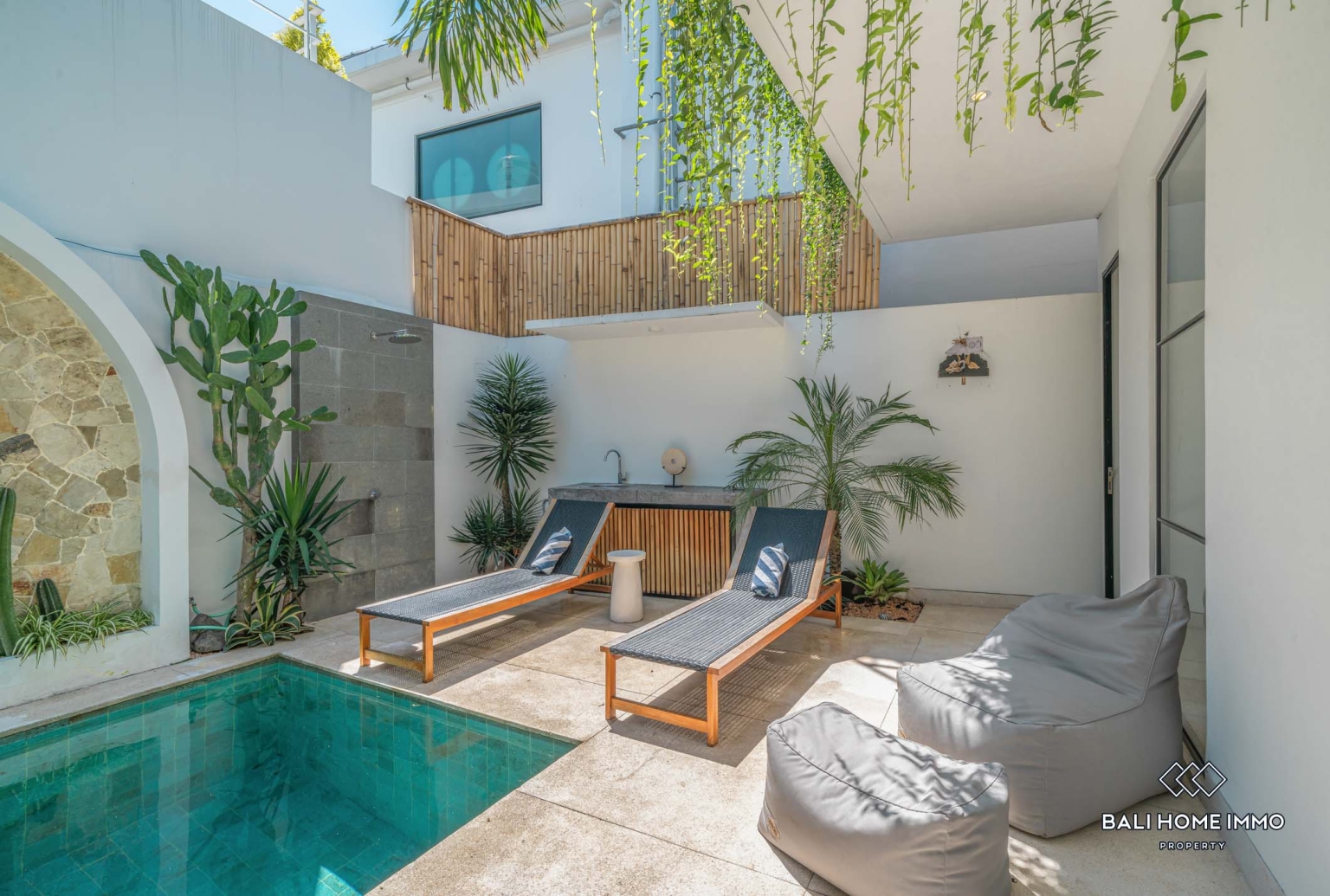 Luxurious move in ready 4 Bedrooms villa for sale leasehold in Bali Canggu Berawa view 17