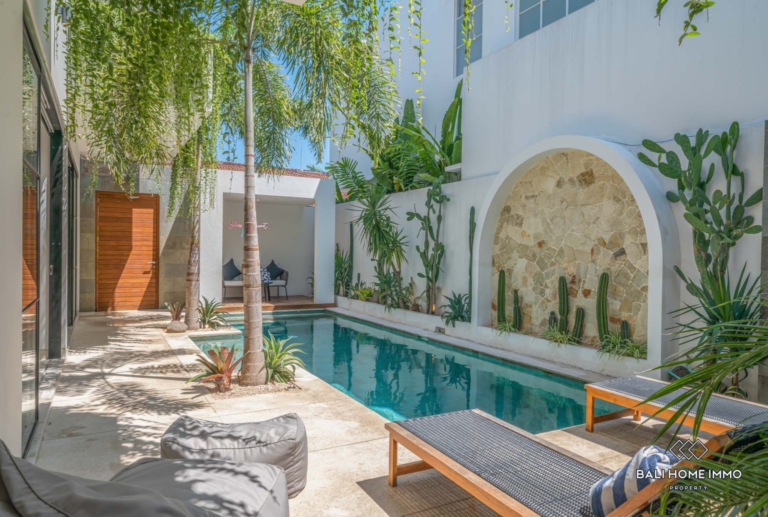 Luxurious move in ready 4 Bedrooms villa for sale leasehold in Bali Canggu Berawa view 20