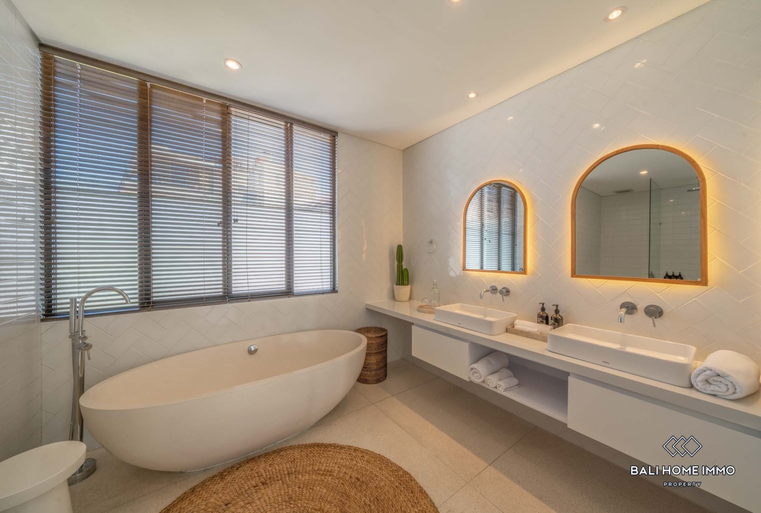 Luxurious move in ready 4 Bedrooms villa for sale leasehold in Bali Canggu Berawa view 15