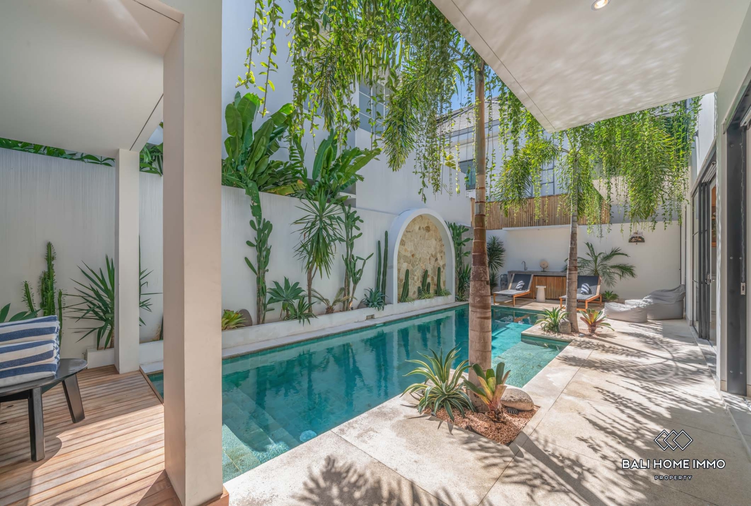 Luxurious move in ready 4 Bedrooms villa for sale leasehold in Bali Canggu Berawa view 16