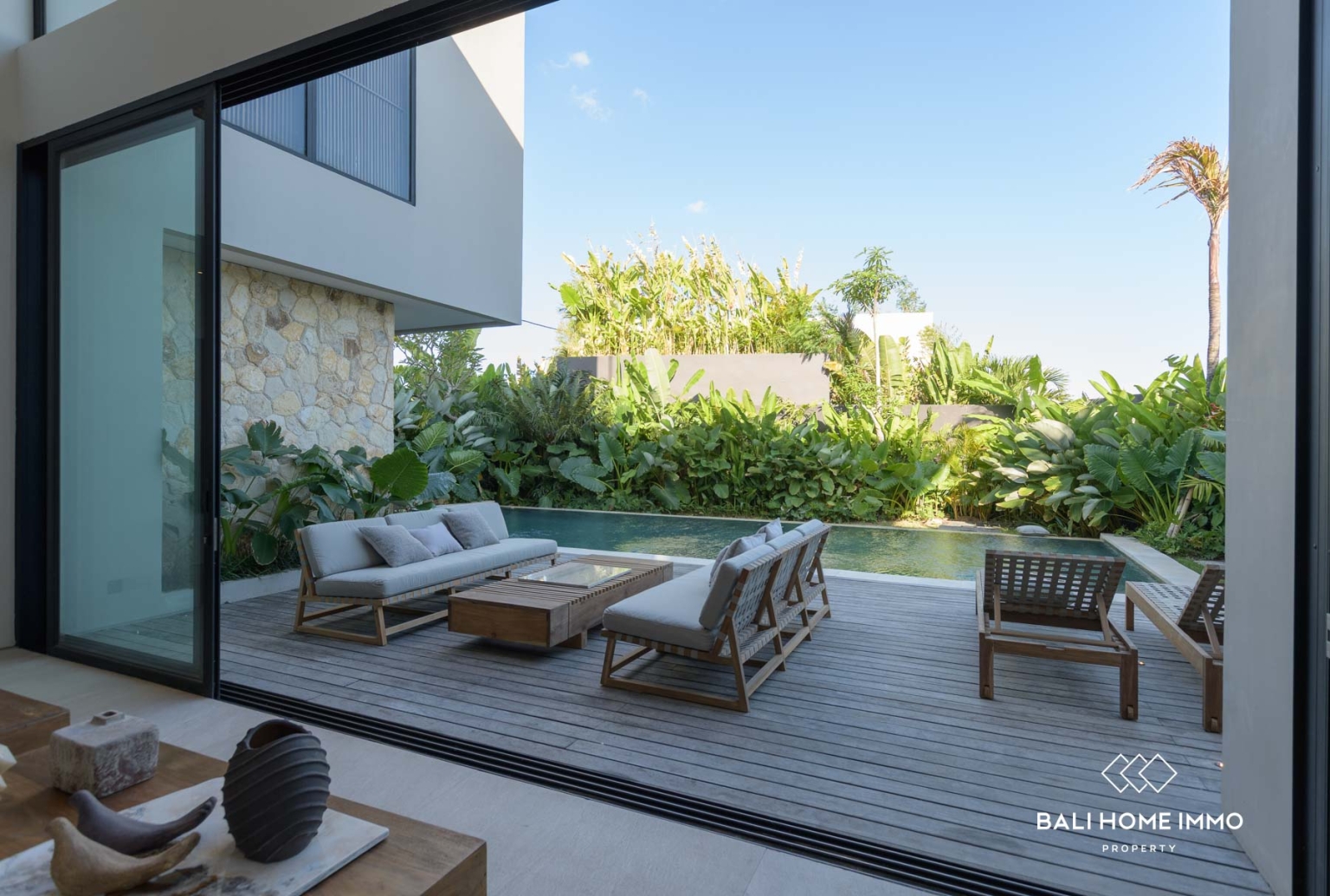 Villa de luxe de 4 chambres à vendre en bail emphytéotique à Pererenan, Bali view 2