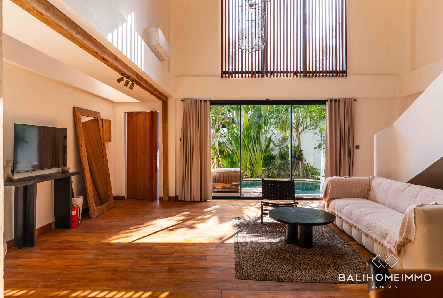 Villa Modern 2 Kamar Tidur Dijual Hak Milik di Berawa Bali view 3