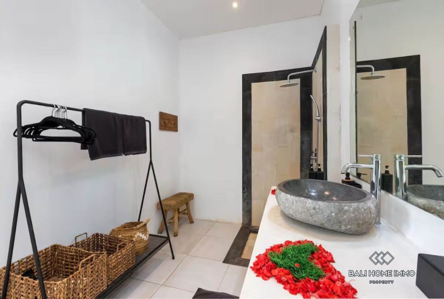 Modern 3-Bedrooms Villa With Ricefield View For Sale in Pejeng Ubud view 17