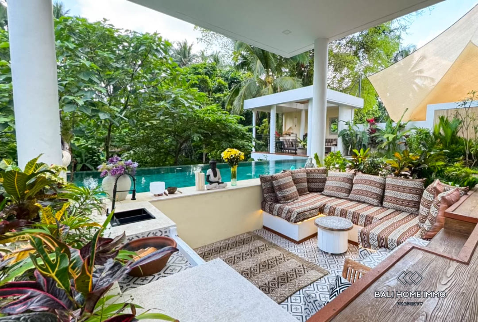 Modern 4-Bedroom Cliffside Villa with for sale and rent in Ubud view 2