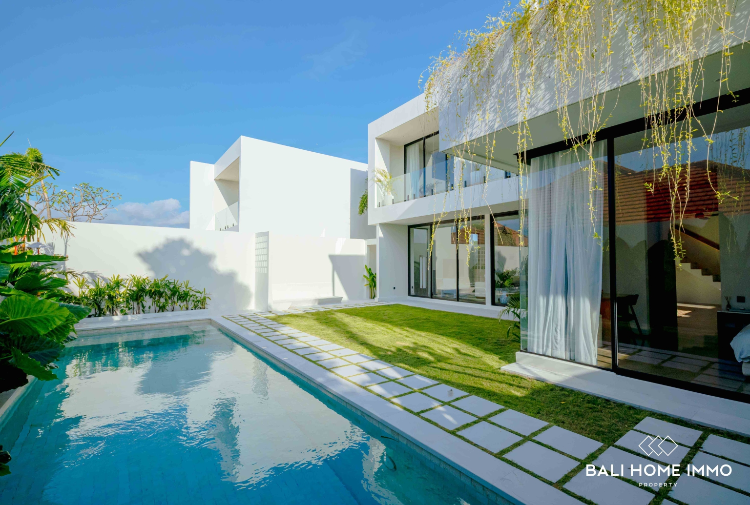 Modern 4 Bedroom Villa for Sale and Rent in Uluwatu Walking Distance to Suluban Beach view 3