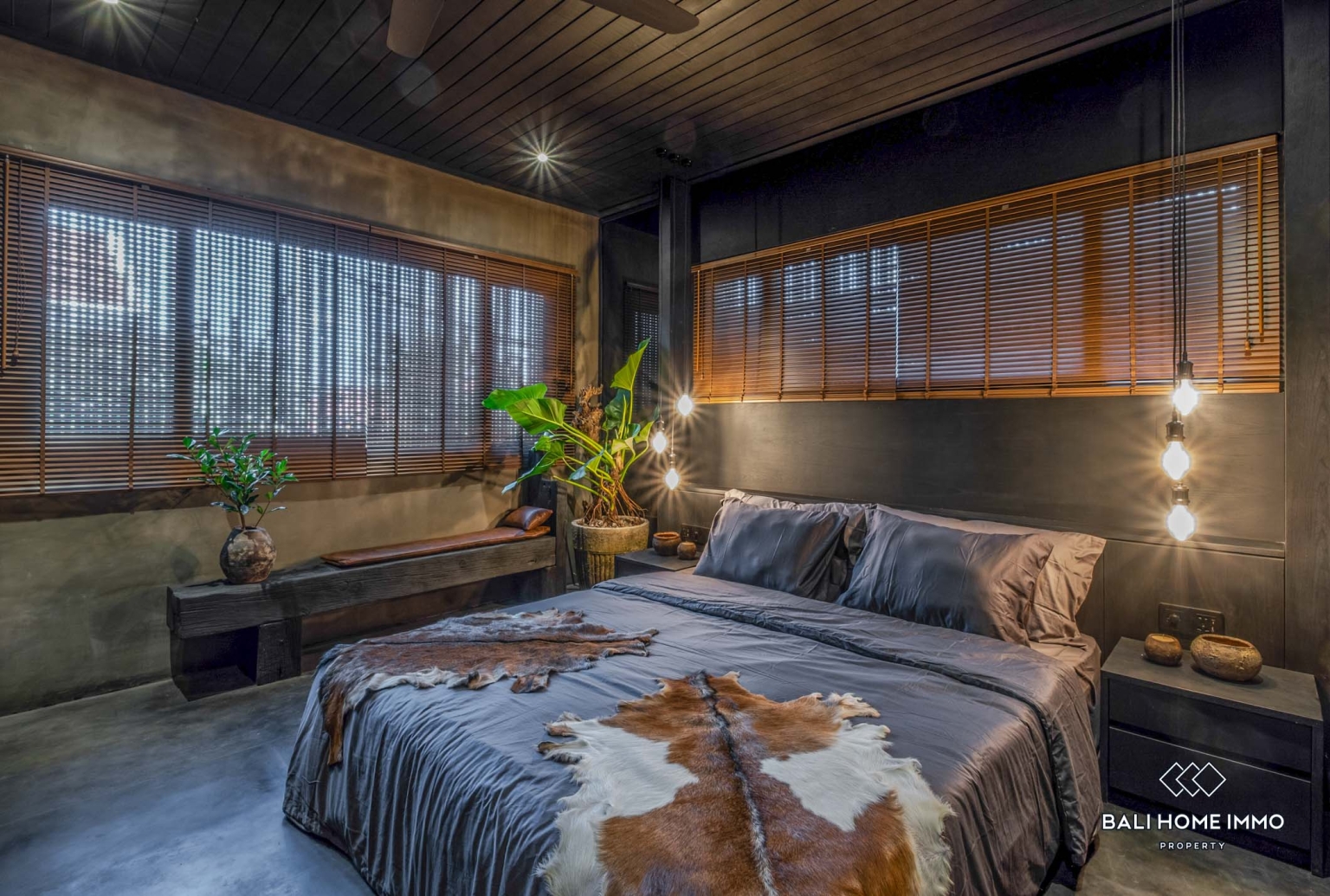 Villa 4 Kamar Bergaya Industrial Modern dengan Sauna Dijual di Bali Berawa view 13