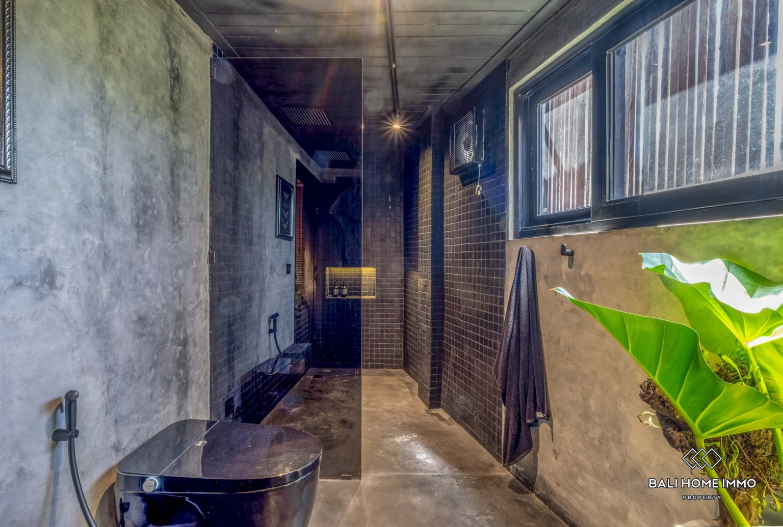 Villa 4 Kamar Bergaya Industrial Modern dengan Sauna Dijual di Bali Berawa view 19