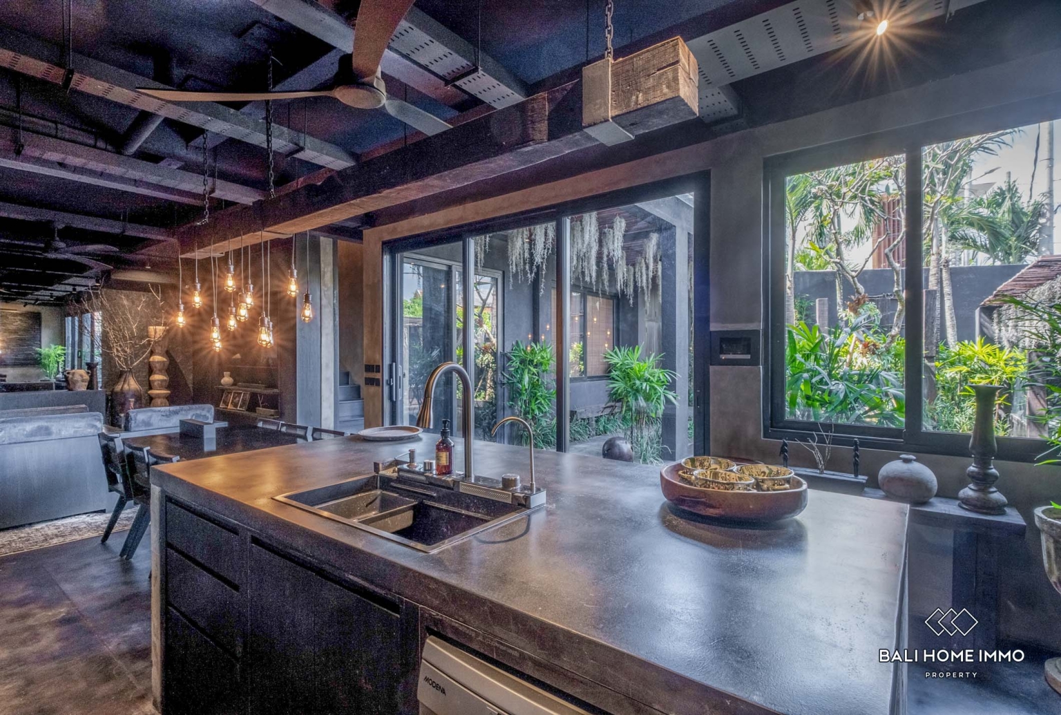 Villa 4 Kamar Bergaya Industrial Modern dengan Sauna Dijual di Bali Berawa view 7