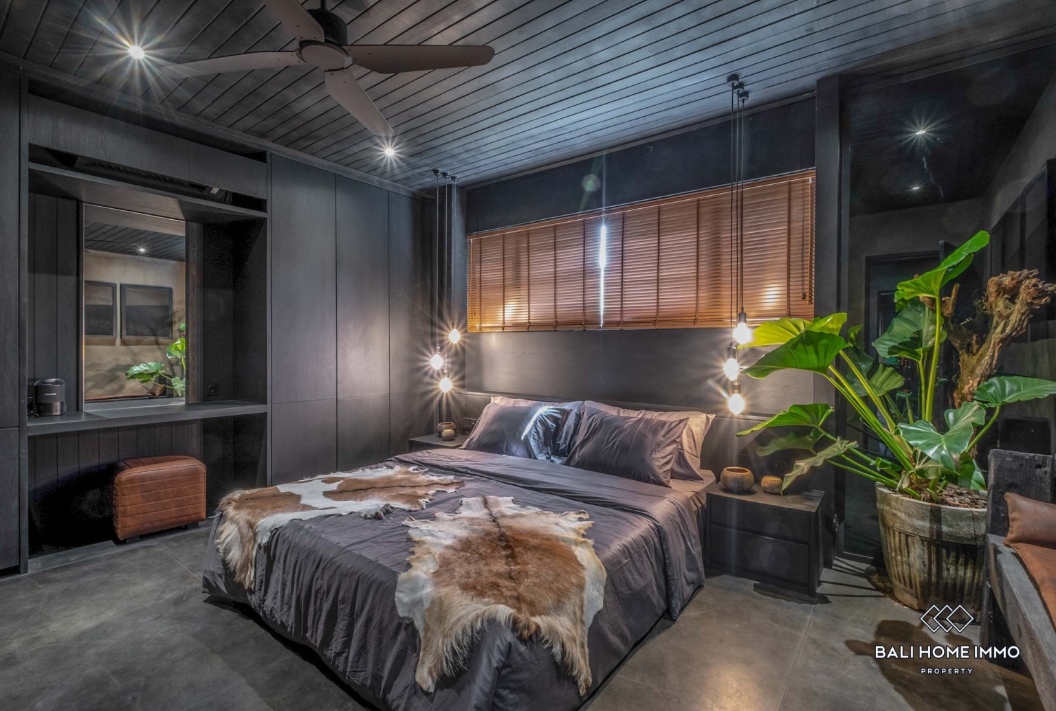 Villa 4 Kamar Bergaya Industrial Modern dengan Sauna Dijual di Bali Berawa view 12