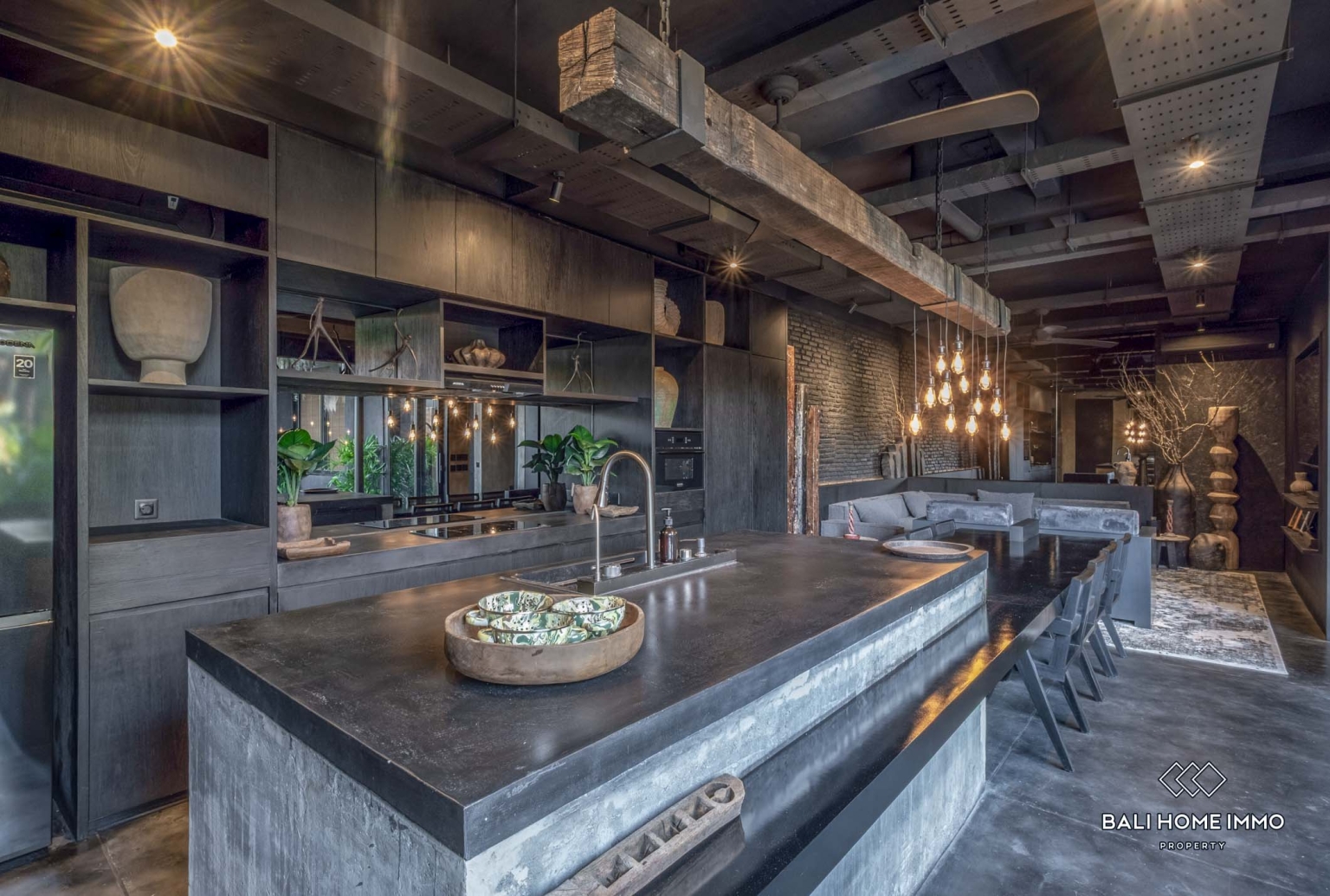 Villa 4 Kamar Bergaya Industrial Modern dengan Sauna Dijual di Bali Berawa view 6