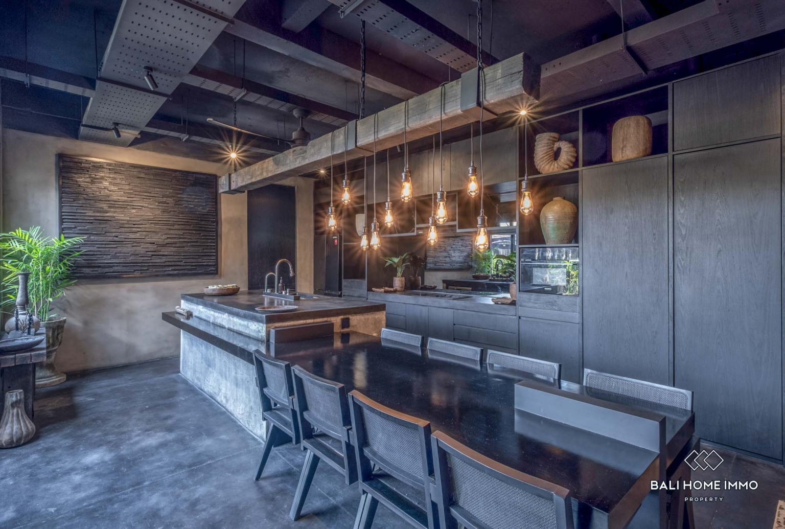 Villa 4 Kamar Bergaya Industrial Modern dengan Sauna Dijual di Bali Berawa view 4